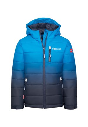 Blau und dunkelnavy gestepptes Kinderjacke mit Kapuze, vorderen Reißverschlüssen, Trollkids-Logo und norwegischen Flaggenaufnähern am Arm und an der Seite.