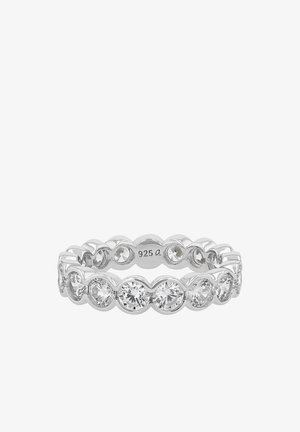 Srebrny pierścionek z okrągłymi, przezroczystymi kamieniami włożonymi w falisty wzór. Oznaczony napisem "925" na wewnętrznej stronie, co wskazuje na srebro próby 925.