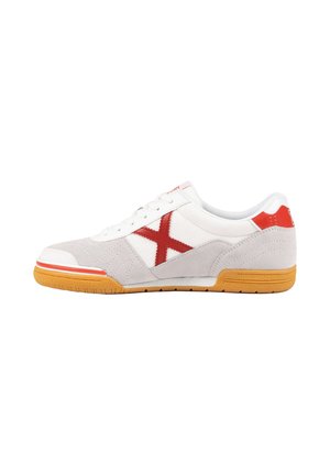 Zapatilla de perfil bajo con paneles blancos y grises, "X" rojo en el lateral, detalle rojo en el talón y suela color goma.