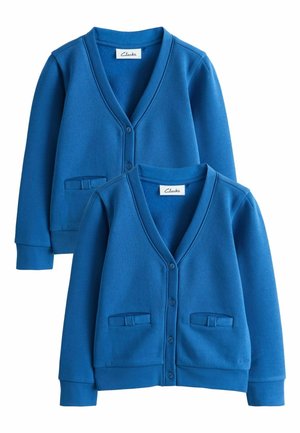 Zwei blaue Cardigans mit Knopfleiste, V-Ausschnitt, langen Ärmeln und Fronttaschen, auf weißem Hintergrund dargestellt.