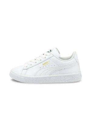 Baskets blanches avec un dessus en cuir lisse, un laçage à l'avant, un bout rond et une semelle en caoutchouc texturé. Présente un petit logo doré et un accent vert.