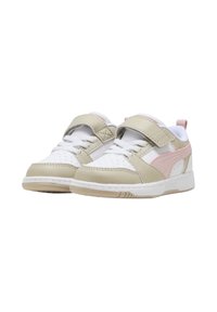 Zapatillas infantiles con parte superior de cuero blanco y acentos en beige y rosa, puntera redondeada, collar acolchado y correa de Velcro para la sujeción.