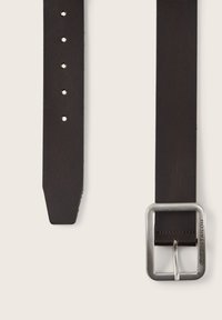 Ceinture en cuir marron avec une boucle en métal argenté carrée, présentant des trous régulièrement espacés le long de la sangle et une extrémité effilée. Accents cousus présents.