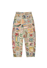 Spodnie w stylu patchwork z bawełny, zdobione różnorodnymi kwiatowymi i zwierzęcymi wzorami w żywych kolorach, o luźnym kroju i zwężających się nogawkach.