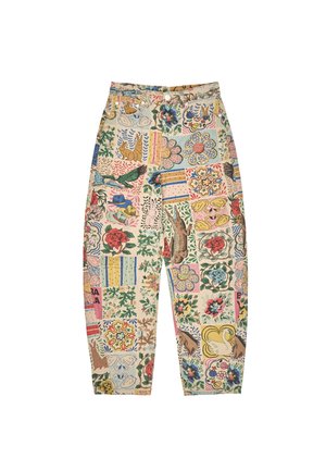Spodnie w stylu patchwork z bawełny, zdobione różnorodnymi kwiatowymi i zwierzęcymi wzorami w żywych kolorach, o luźnym kroju i zwężających się nogawkach.