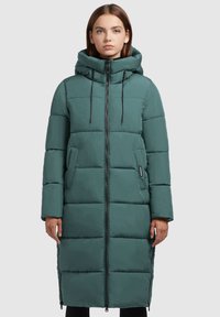 Cămașă de iarnă căptușită de culoare teal, cu glugă, fermoar frontal și două buzunare laterale. Prezintă un design cu matlasare orizontală și accesorii negre.