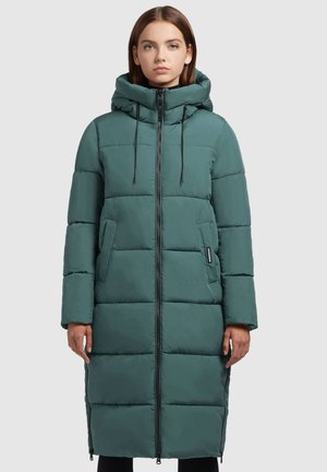 Gevoerde teal winterjas met een capuchon, front zipper en twee zijzakken. Heeft een horizontaal gestikt ontwerp en zwarte hardware accenten.