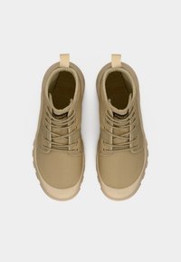 Μπεζ μποτάκια αστραγάλου με υφασμάτινη υφή, δέσιμο με κορδόνια, ελαστική σόλα και ταινία για εύκολο φόρεμα στη φτέρνα. Λογότυπο της μάρκας στη γλώσσα.