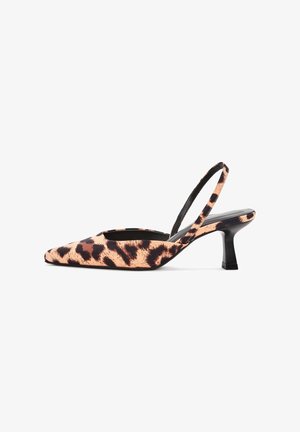 Leopardenmuster Slingback-Absätze mit spitzem Schuhbereich, schwarzen Akzenten und einem Kitten-Heel. Hergestellt aus synthetischem Material mit einer glatten Textur.