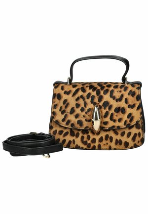 Pequeño bolso con piel estampada de leopardo, asa negra, cierre ovalado dorado y una correa de hombro negra desmontable al lado.