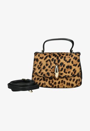 Pequeño bolso con piel estampada de leopardo, asa negra, cierre ovalado dorado y una correa de hombro negra desmontable al lado.