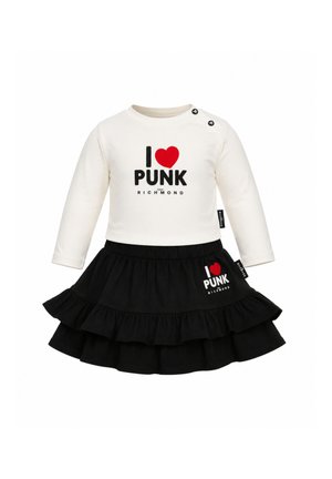 Top bianco a maniche lunghe con testo nero "I love Punk" e grafica a cuore abbinato a una gonna nera arricciata con testo e cuore coordinati.