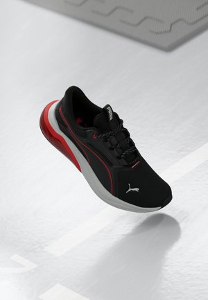Sort træningssko med røde accenter, mesh-overdel og snørebåndsdesign. Har en polstret sål og Puma-logo på siden og pløsen.