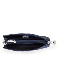 Cartera con cremallera Kipling en azul marino, fabricada en material de nailon suave, con dos compartimentos y un tirador de cremallera texturizado. En el interior tiene una etiqueta con el logo.