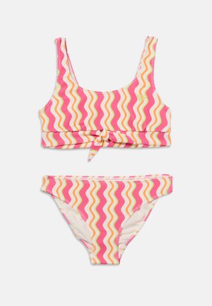 Costum de baie două piese cu dungi ondulate în roz, portocaliu și galben, cu un top stil maiou cu nod în față și slipi asortați cu talie joasă.