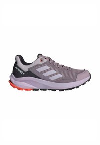 Chaussure de sport lilas clair avec un dessus en maille, des accents noirs, trois bandes blanches, et une semelle robuste noire et orange. Conçue pour une utilisation en extérieur.