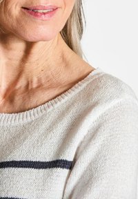 Leichter Pullover in Creme mit navyblauen Streifen. Verfügt über einen gerippten Ausschnitt und ein strukturiertes Strickmuster. Weiches, atmungsaktives Material.