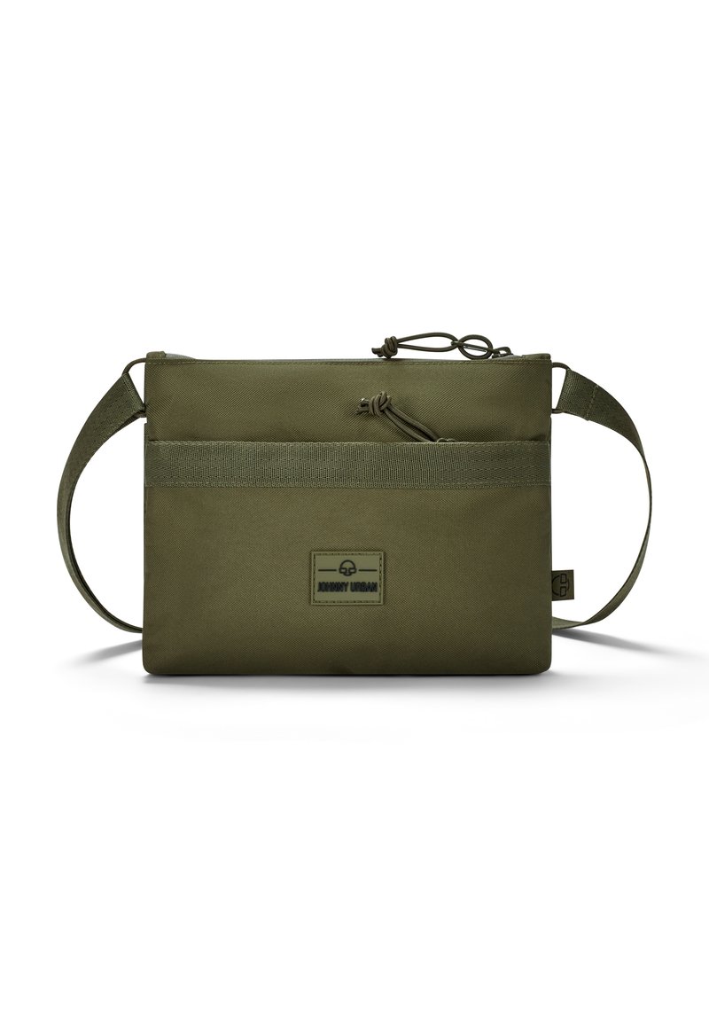Borsa in tessuto verde oliva, rettangolare, con tasca frontale, chiusura a zip superiore, tracolla regolabile e un patch con logo sul davanti. Materiale resistente.