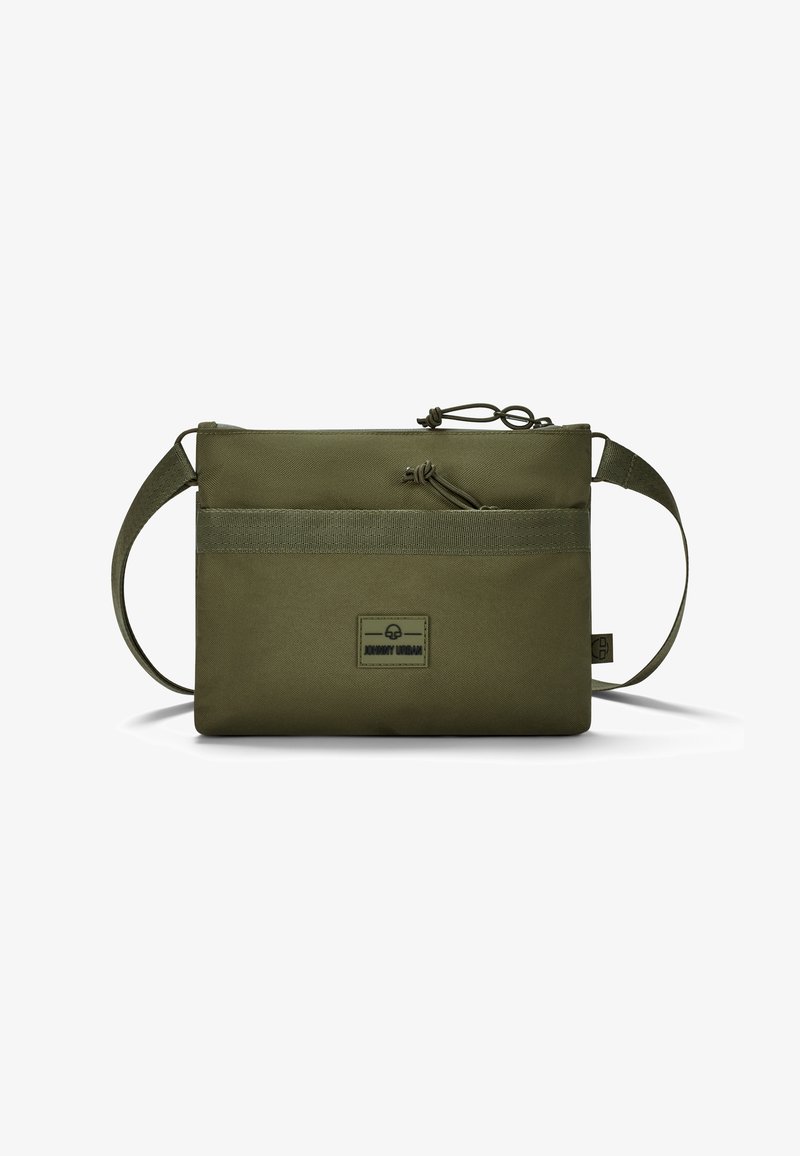 Olivgrön, rektangulär tygväska med en frampocket, överdragssdragkedja, justerbar rem och en logotyp på framsidan. Hållbart material.