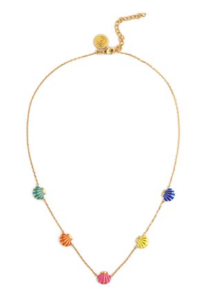 Collar de cadena dorada con cinco pequeños colgantes de conchas marinas multicolores distribuidos uniformemente a lo largo de la cadena.