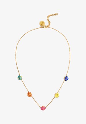 Collar de cadena dorada con cinco pequeños colgantes de conchas marinas multicolores distribuidos uniformemente a lo largo de la cadena.