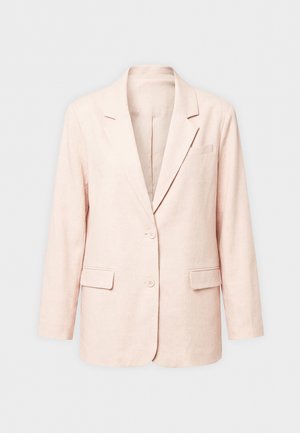 Enkeltspent lys rosa blazer med hakkede slag, to knapper, to frontlommer med klaff og en brystlomme, vist på en ensfarget bakgrunn.