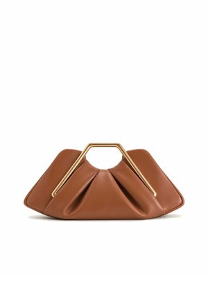 Pochette en cuir marron avec poignée en métal géométrique doré et design plissé froncé sur fond blanc.