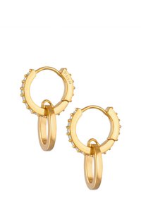 Goldene Creolen mit strukturierten Außenseiten, die kleine klare Steine entlang des Kreises eingearbeitet haben. Solides innere Ringdesign.