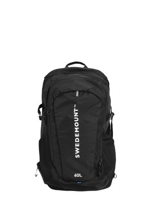 Sort 40L vandrerygsæk med lynlåslomme foran og "Swedemount"-logo trykt lodret på frontpanelet.