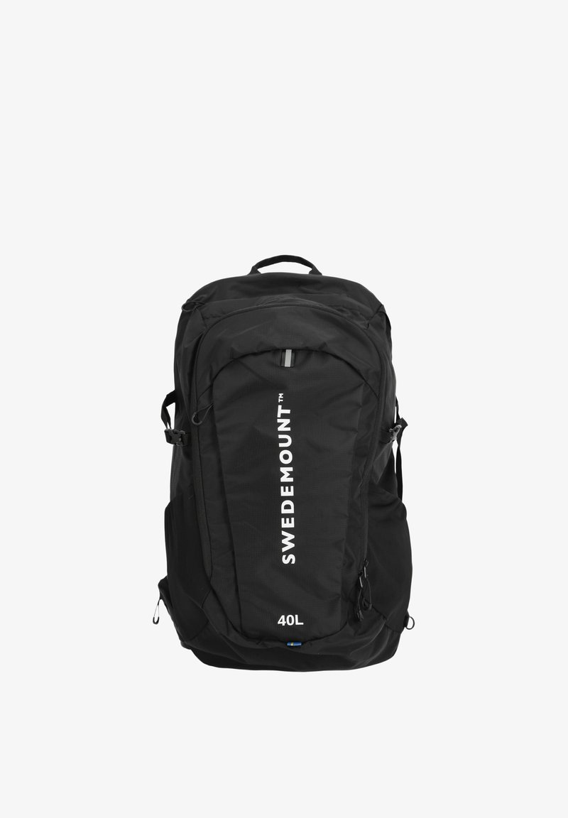Czarny plecak turystyczny o pojemności 40 litrów z frontową kieszenią na zamek oraz pionowo nadrukowanym logo "Swedemount" na przednim panelu.