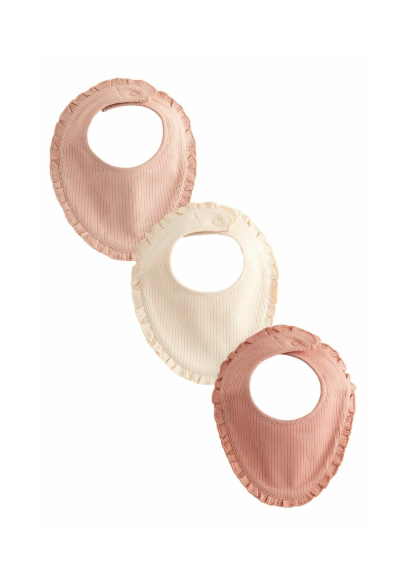 Drie baby slabbetjes met gerimpelde randen; de kleuren zijn zachtroze, crème en donkerroze, gemaakt van gestructureerde stof met een ronde halslijn.