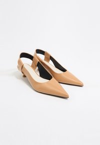 Nahé slingback lodičky s špicatou špičkou, lesklým povrchom a nízkym podpätkom. Čierne vnútorné podšívky a bočné výrezy pre ventiláciu.
