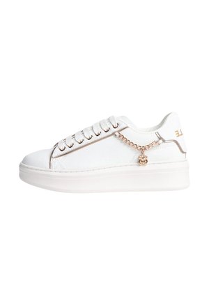 Sneaker bianco con tomaia in pelle liscia, punta rotonda e suola bianca spessa. Presenta un accento in catena metallica sul lato e dettagli dorati sottili.