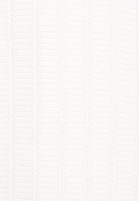 Weißer gestrickter Stoff mit vertikalem Rippenmuster und subtilen Variationen in der Dicke. Die Details betonen Einheitlichkeit und Weichheit.