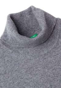 Maglione a collo alto grigio realizzato in morbido tessuto a maglia. Texture a costine sul collo e sui polsini. Presenta un'etichetta verde interna.