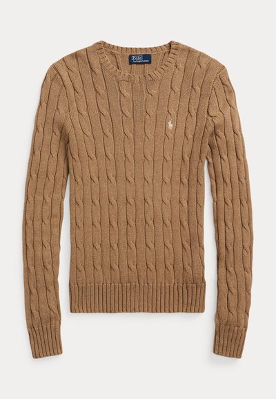 Pull marron en maille torsadée col rond, manches longues avec logo Polo Ralph Lauren sur la poitrine gauche.