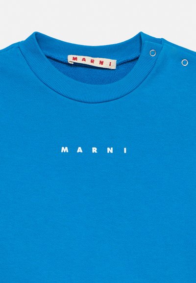 T-shirt bleu vif à col ras du cou avec inscription blanche "MARNI" sur le devant, deux boutons-pression métalliques à l'épaule et étiquette de marque en tissu à l'intérieur du col.
