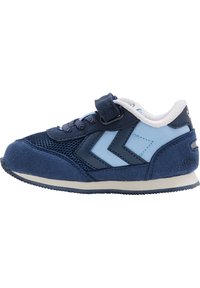 Mörkblå sneakers med övre i mocka och mesh, kardborrespänne och ljusblå detaljer. Texturerad gummisula för grepp.