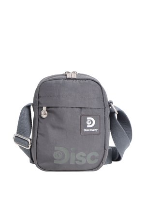 Kleine graue Umhängetasche mit verstellbarem Riemen, vorderer Reißverschlusstasche und "Discovery"-Logoaufnäher mit Globussymbol.