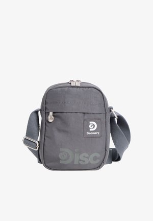 Kleine graue Umhängetasche mit verstellbarem Riemen, vorderer Reißverschlusstasche und "Discovery"-Logoaufnäher mit Globussymbol.