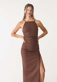 Stradivarius HALTER  - Fodralklänning - dark brown