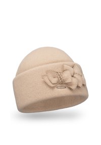 Sombrero beige de mezcla de lana con una parte superior redondeada, banda ancha y un lazo decorativo con pequeños adornos en el lateral. Textura suave, acabado liso.