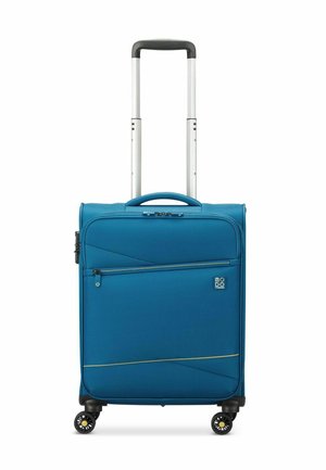 Valigia morbida blu con una finitura testurizzata, tasca frontale con zipper, due ruote lisce e manico retrattile. Misure non specificate.