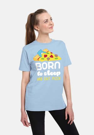 Světle modré bavlněné tričko s grafikou pizzy a medvěda, s textem "NAROZENÝ k spánku A JÍDLO PIZZY" v bílé a žluté barvě.