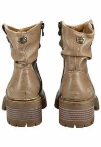 Kožené kotníkové boty v tan barvě se skládacím designem, zipovým zapínáním, kulatou špičkou a kontrastní pruhovanou gumovou podrážkou. Logo na bocích.