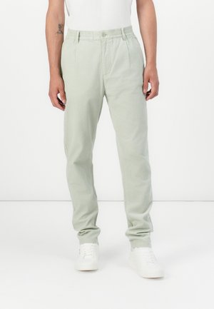 Helle grüne, tapered Hose mit einem elastischen Bund und Knopfverschluss. Hergestellt aus weichem Stoff, mit Seitentaschen und einer glatten Textur.