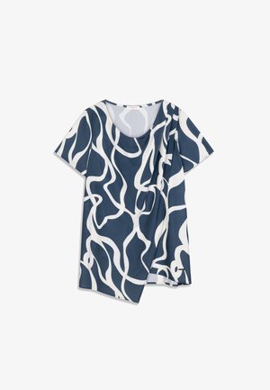 Haut à manches courtes bleu marine avec motif de lignes blanches abstraites. Tissu doux, coupe décontractée, encolure arrondie. Présente un léger drapé sur un côté.