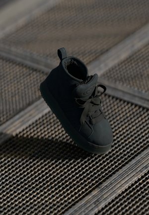 Juodos vidutinio aukščio sportinės avalynės su tekstūruotu paviršiumi, apvalia nosimi, raištelių uždarymu ir traukimo kilpa; turi guminį padas ir minkštą vidinį pamušalą.