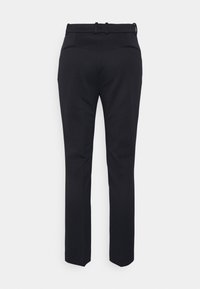 Svarta skräddarsydda byxor med en slät textur, slim fit, bältloops och två bakfickor. Rakt ben-design.