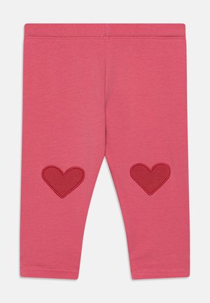 Rózsaszín leggings sima textúrával, piros szív applikációkkal mindkét térden. Rugalmas derék a kényelem és a jó illeszkedés érdekében.